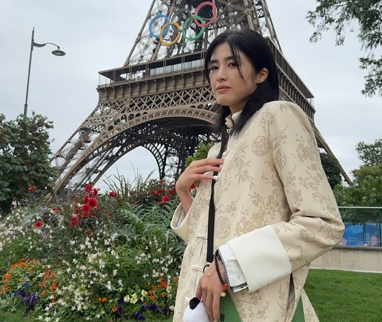 赵丽娜分享在巴黎旅游的照片：把国风穿到奥运会开幕式现场